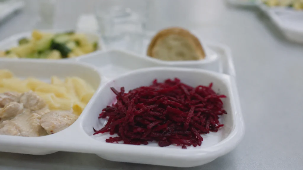 Plateau de cantine scolaire avec betterave rouge crue râpée